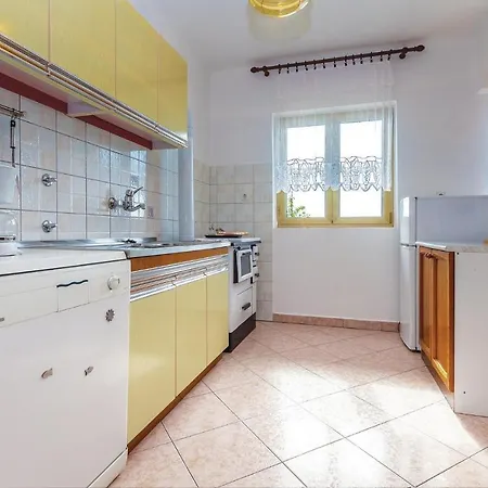 Nice In With 2 Bedrooms And Wifi Novi Vinodolski