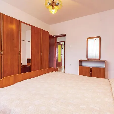 Nice In With 2 Bedrooms And Wifi Apartment Novi Vinodolski