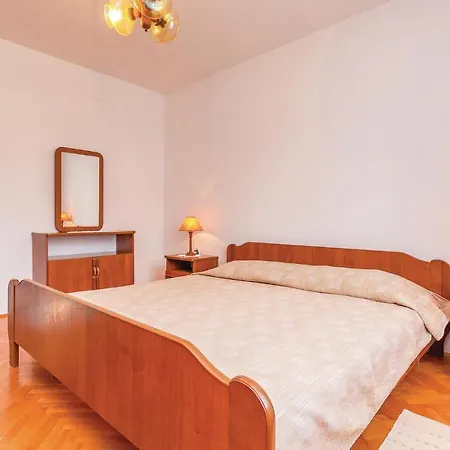 Nice In With 2 Bedrooms And Wifi Novi Vinodolski
