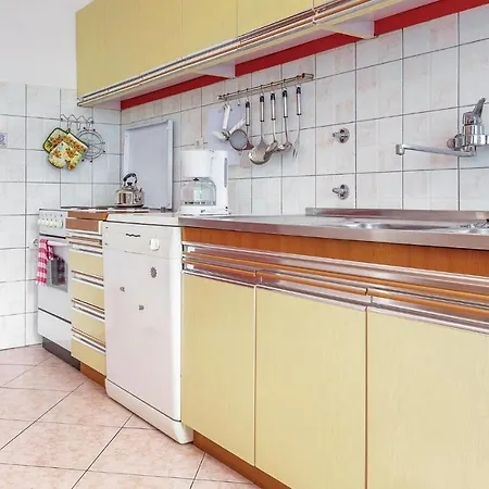 Nice In With 2 Bedrooms And Wifi Novi Vinodolski