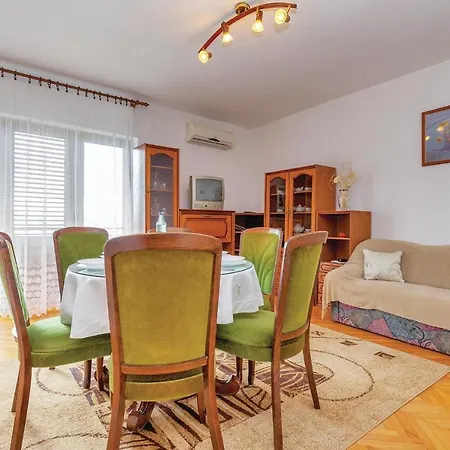 Nice In With 2 Bedrooms And Wifi Apartment Novi Vinodolski