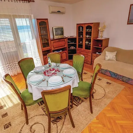 Nice In With 2 Bedrooms And Wifi Apartment Novi Vinodolski