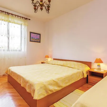Nice In With 2 Bedrooms And Wifi Apartment Novi Vinodolski