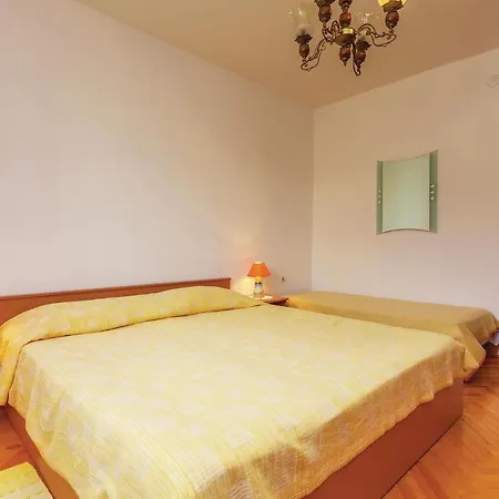 Nice In With 2 Bedrooms And Wifi Apartment Novi Vinodolski