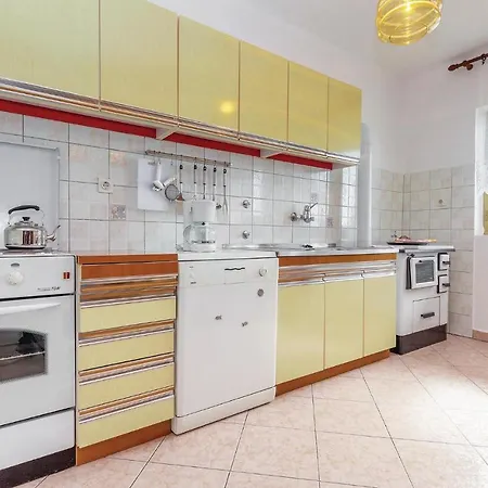 Nice In With 2 Bedrooms And Wifi Апартаменты